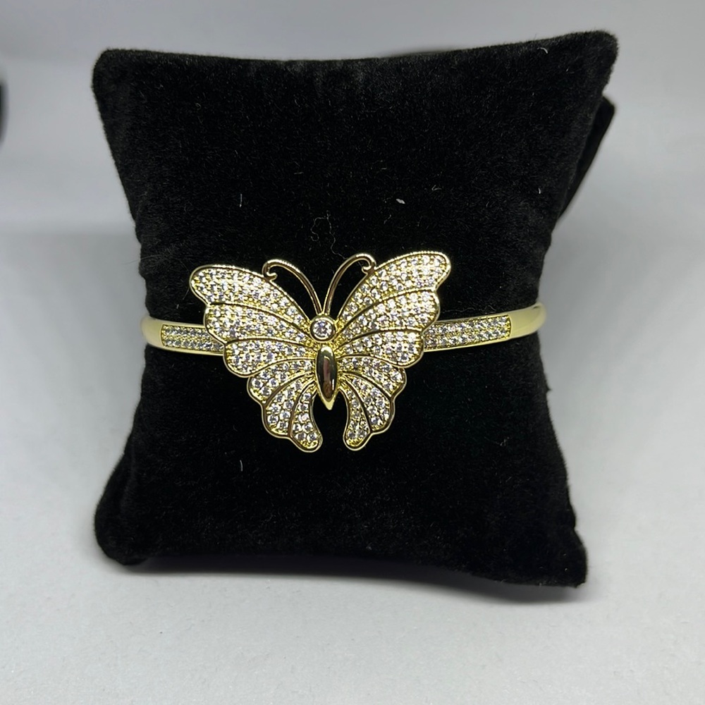 Beautiful new 18 k gold plated bangle the butterfly with stones